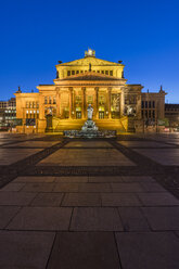 Deutschland, Berlin, Blick auf den beleuchteten Konzertsaal am Gendarmenmarkt am Abend - PVCF000483