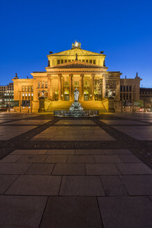 Deutschland, Berlin, Blick auf den beleuchteten Konzertsaal am Gendarmenmarkt am Abend - PVCF000483