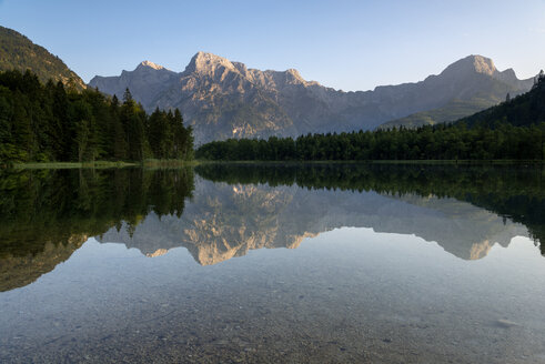 Österreich, Oberösterreich, Almsee am Abend - MKFF000248