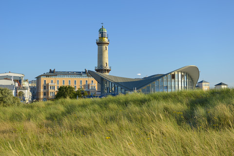 Deutschland, Warnemünde, Blick auf Leuchtturm und Restaurant, lizenzfreies Stockfoto