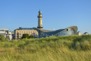 Deutschland, Warnemünde, Blick auf Leuchtturm und Restaurant - RJF000464