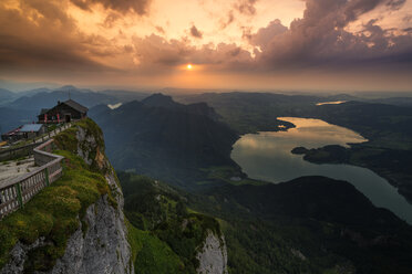 Österreich, Salzkammergut, Berg Schafberg und Mondsee bei Sonnenuntergang - MKFF000251