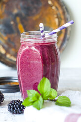 Brombeer-Smoothie im Glas mit Trinkhalmen - ODF001159