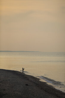 Deutschland, Nienhagen, Blick auf den Strand mit Angler an der Strandpromenade am Abend - ASC000249