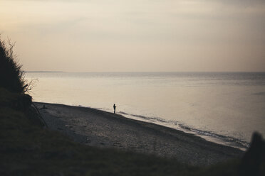 Deutschland, Nienhagen, Blick auf den Strand mit Angler an der Strandpromenade am Abend - ASCF000250