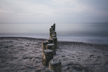 Deutschland, Nienhagen, Blick auf den Strand mit Buhnen - ASCF000255