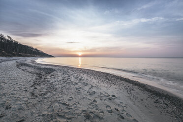 Deutschland, Nienhagen, Blick auf den Strand bei Sonnenuntergang - ASCF000258