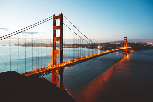 USA, San Francisco, Golden Gate Bridge in den Abendstunden - GIOF000074