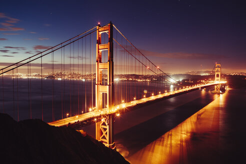 USA, San Francisco, Golden Gate Bridge in den Abendstunden - GIO000075