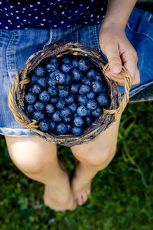 Kleines Mädchen mit Weidenkorb voller Blaubeeren - LVF003735