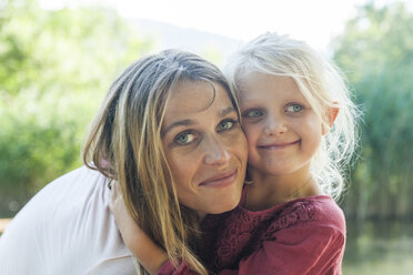 Portrait of smiling mother and daughter outdoors - TCF004805
