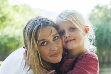 Porträt einer lächelnden Mutter und Tochter im Freien - TCF004806