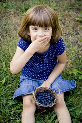 Kleines Mädchen isst Blaubeeren - LVF003741