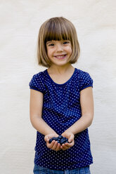 Porträt eines kleinen Mädchens mit zwei Handvoll Heidelbeeren - LVF003751