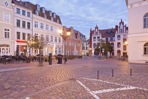 Deutschland, Wismar, Marktplatz in der Dämmerung, lizenzfreies Stockfoto