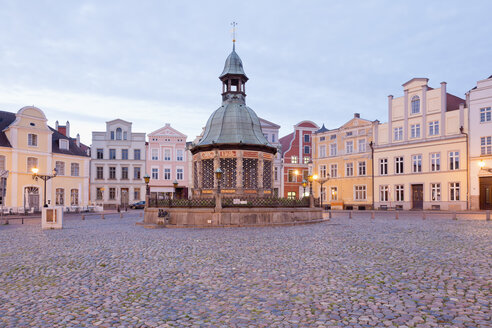 Deutschland, Wismar, Marktplatz mit Wasserkunst in der Dämmerung - MSF004704