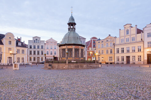 Germany, Wismar, market square with Wasserkunst at twilight - MSF004704