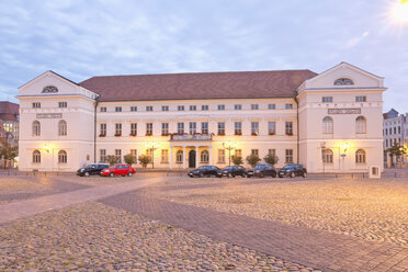 Germany, Wismar, city hall at twilight - MSF004705