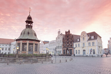 Germany, Wismar, market square with Wasserkunst at twilight - MSF004706