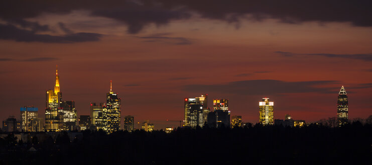 Deutschland, Hessen, Frankfurt, Blick auf das Finanzviertel bei Nacht, Panorama - MPAF000022