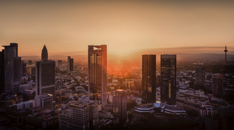 Deutschland, Hessen, Frankfurt, Stadtansicht bei Sonnenuntergang, lizenzfreies Stockfoto