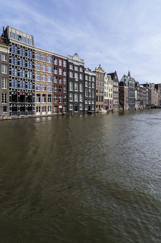 Niederlande, Amsterdam, Häuser am Stadtkanal, lizenzfreies Stockfoto