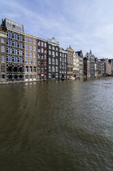 Niederlande, Amsterdam, Häuser am Stadtkanal - THAF001420
