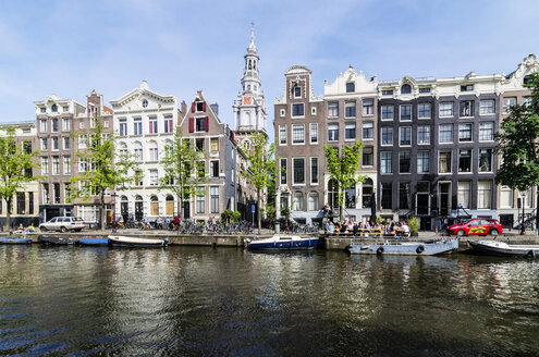 Niederlande, Amsterdam, Häuser am Stadtkanal, Zuiderkerk im Hintergrund - THAF001423