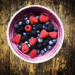 Berries in bowl - LVF003748