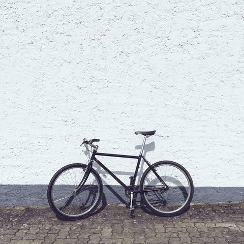 Fahrrad an Hauswand, lizenzfreies Stockfoto