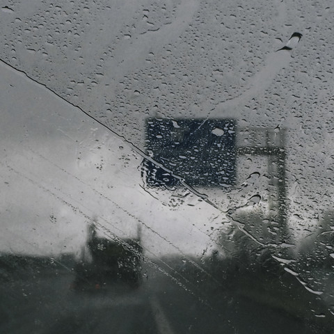 Regentropfen auf der Windschutzscheibe, lizenzfreies Stockfoto