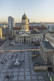 Deutschland, Berlin, Franzoesischer Dom und Gendarmenmarkt bei Sonnenuntergang - PVCF000513