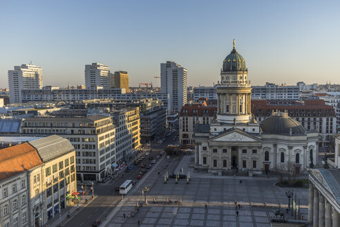 Deutschland, Berlin, Franzoesischer Dom und Gendarmenmarkt bei Sonnenuntergang - PVCF000488