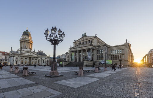 Deutschland, Berlin, Franzoesischer Dom und Gendarmenmarkt bei Sonnenuntergang - PVCF000489