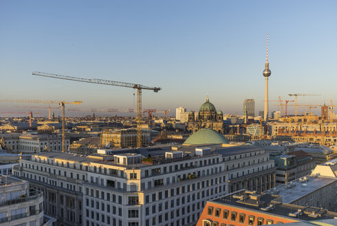 Deutschland, Berlin, Stadtansicht bei Sonnenuntergang - PVCF000490