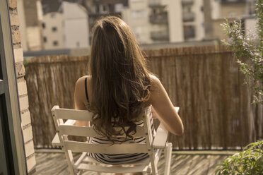 Deutschland, Junge Frau beim Sonnenbad auf dem Balkon - RIBF000166
