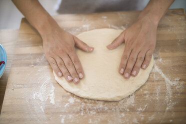 https://us.images.westend61.de/0000649574j/young-woman-preparing-pizza-dough-in-kitchen-RIBF000192.jpg