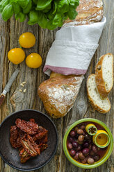 Olivenbrot, Basilikum, getrocknete und frische Tomaten, schwarze Oliven und ein Messer - ODF001172