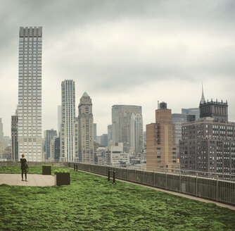 USA, New York City, Frau fotografiert die Skyline von Manhattan - ONF000847