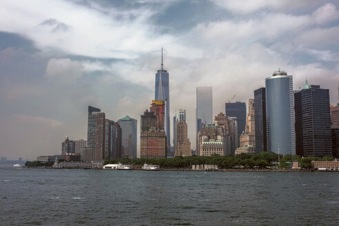 USA, New York City, Blick auf die Skyline von Manhattan und den East River - ONF000848