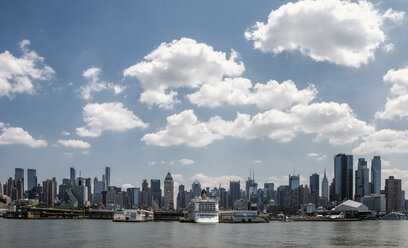 USA, New York City, Blick auf die Skyline von Manhattan und den East River - ONF000850