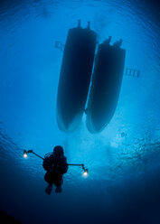 Palau, scuba diver with lamps - TOVF000017