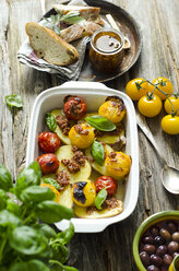 Gegrillte Kartoffeln mit Tomatenpesto, Tomaten und Basilikumblättern - ODF001177
