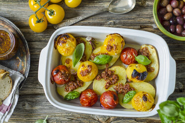 Gegrillte Kartoffeln mit Tomatenpesto, Tomaten und Basilikumblättern - ODF001178