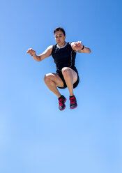 Spanien, Athlet springt, mitten in der Luft - MGOF000371