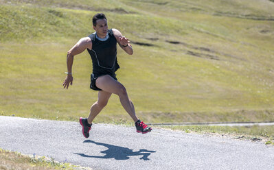 Spanien, Asturien, Gijon, Sportler beim Training im Freien, bei der Straßenarbeit - MGOF000374