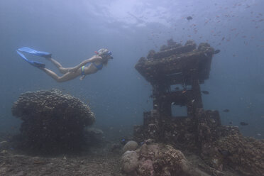 Indonesien, Bali, Frau beim Schnorcheln im Indischen Ozean - TOVF000013