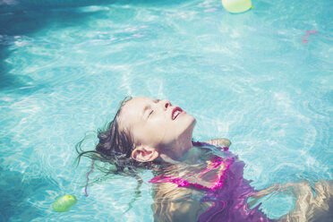 Mädchen im Schwimmbad schwimmt im Wasser - SARF002070