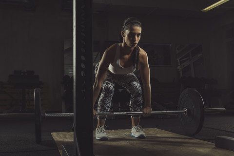 Weibliche Athletin beim Training mit der Langhantel, lizenzfreies Stockfoto