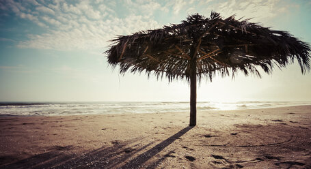 Peru, Punta Sal, Sonnenschirm am Strand - KRPF001592